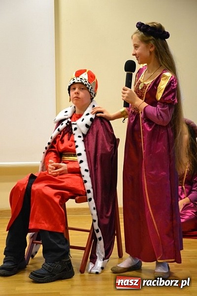 Zdjęcie w galerii na portalu naszraciborz.pl: Starodawnym zwyczajem św. Mikołaj wjechał konno na raciborski zamek wiadomości z regionu