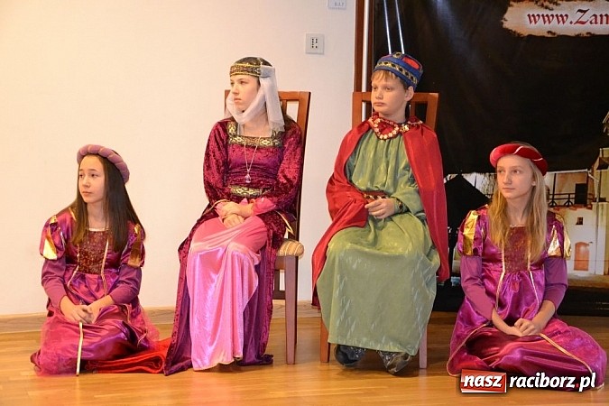 Zdjęcie w galerii na portalu naszraciborz.pl: Starodawnym zwyczajem św. Mikołaj wjechał konno na raciborski zamek wiadomości z regionu