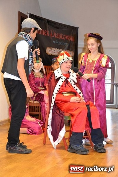 Zdjęcie w galerii na portalu naszraciborz.pl: Starodawnym zwyczajem św. Mikołaj wjechał konno na raciborski zamek wiadomości z regionu