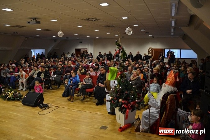 Zdjęcie w galerii na portalu naszraciborz.pl: Starodawnym zwyczajem św. Mikołaj wjechał konno na raciborski zamek wiadomości z regionu