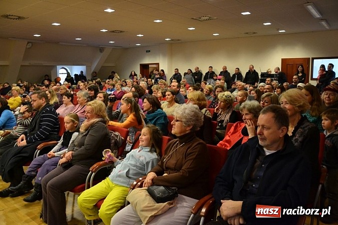 Zdjęcie w galerii na portalu naszraciborz.pl: Starodawnym zwyczajem św. Mikołaj wjechał konno na raciborski zamek wiadomości z regionu