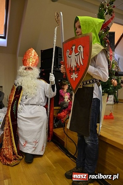 Zdjęcie w galerii na portalu naszraciborz.pl: Starodawnym zwyczajem św. Mikołaj wjechał konno na raciborski zamek wiadomości z regionu
