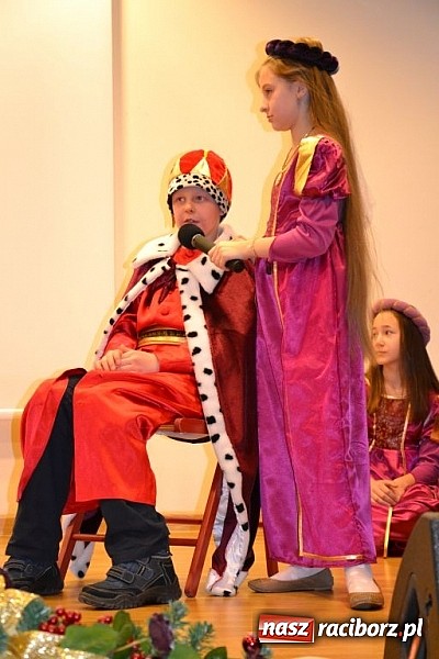 Zdjęcie w galerii na portalu naszraciborz.pl: Starodawnym zwyczajem św. Mikołaj wjechał konno na raciborski zamek wiadomości z regionu