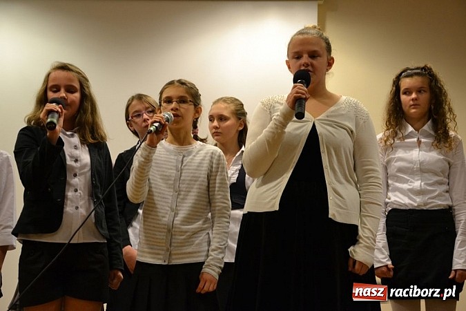 Zdjęcie w galerii na portalu naszraciborz.pl: Starodawnym zwyczajem św. Mikołaj wjechał konno na raciborski zamek wiadomości z regionu