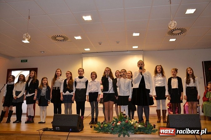 Zdjęcie w galerii na portalu naszraciborz.pl: Starodawnym zwyczajem św. Mikołaj wjechał konno na raciborski zamek wiadomości z regionu