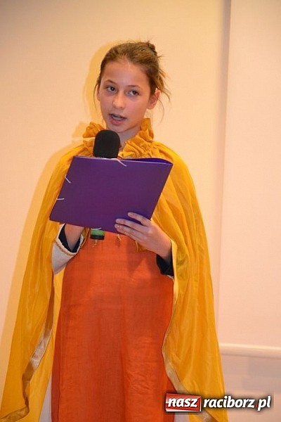 Zdjęcie w galerii na portalu naszraciborz.pl: Starodawnym zwyczajem św. Mikołaj wjechał konno na raciborski zamek wiadomości z regionu