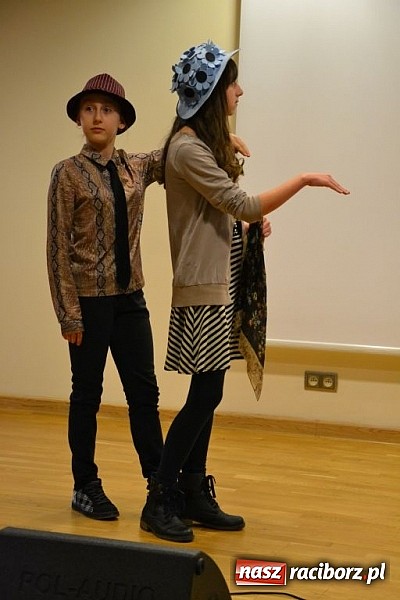 Zdjęcie w galerii na portalu naszraciborz.pl: Starodawnym zwyczajem św. Mikołaj wjechał konno na raciborski zamek wiadomości z regionu