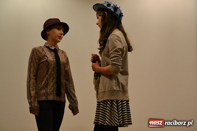 Zdjęcie w galerii na portalu naszraciborz.pl: Starodawnym zwyczajem św. Mikołaj wjechał konno na raciborski zamek wiadomości z regionu