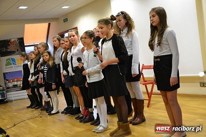 Zdjęcie w galerii na portalu naszraciborz.pl: Starodawnym zwyczajem św. Mikołaj wjechał konno na raciborski zamek wiadomości z regionu