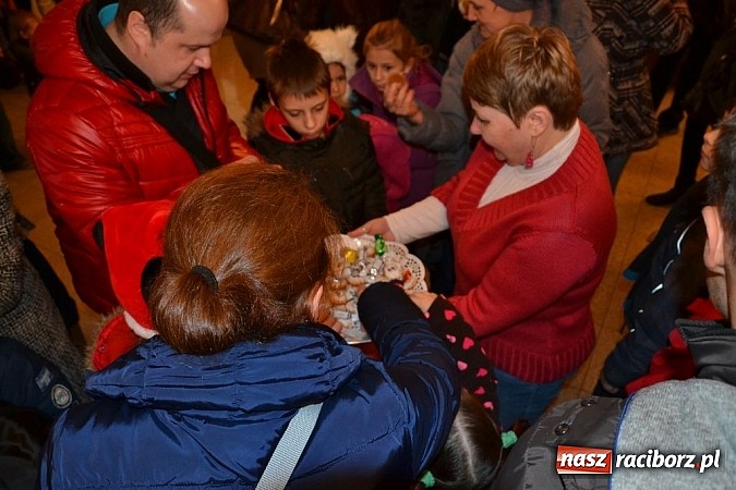 Zdjęcie w galerii na portalu naszraciborz.pl: Starodawnym zwyczajem św. Mikołaj wjechał konno na raciborski zamek wiadomości z regionu