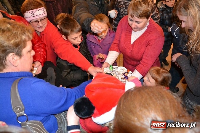 Zdjęcie w galerii na portalu naszraciborz.pl: Starodawnym zwyczajem św. Mikołaj wjechał konno na raciborski zamek wiadomości z regionu