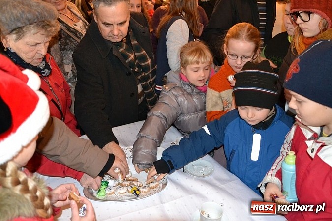 Zdjęcie w galerii na portalu naszraciborz.pl: Starodawnym zwyczajem św. Mikołaj wjechał konno na raciborski zamek wiadomości z regionu