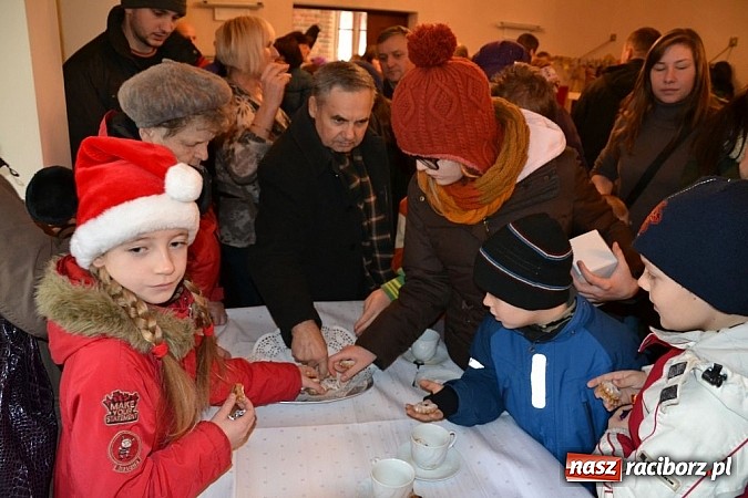 Zdjęcie w galerii na portalu naszraciborz.pl: Starodawnym zwyczajem św. Mikołaj wjechał konno na raciborski zamek wiadomości z regionu