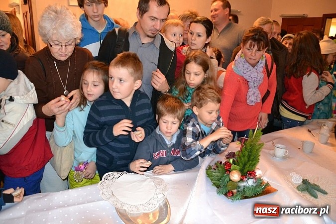 Zdjęcie w galerii na portalu naszraciborz.pl: Starodawnym zwyczajem św. Mikołaj wjechał konno na raciborski zamek wiadomości z regionu
