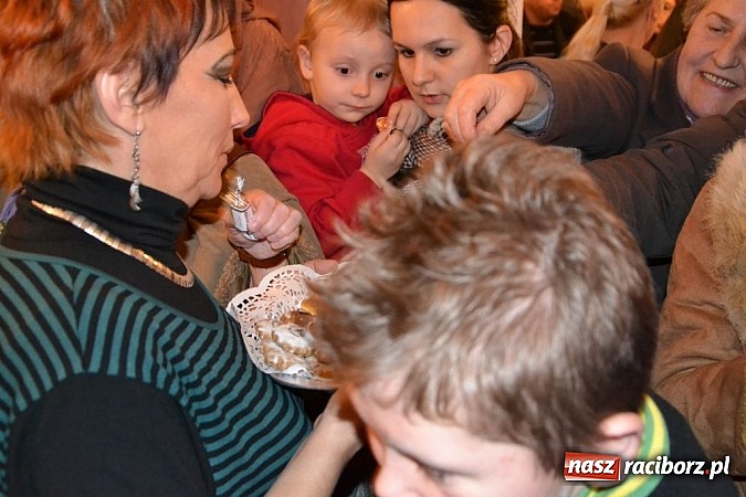 Zdjęcie w galerii na portalu naszraciborz.pl: Starodawnym zwyczajem św. Mikołaj wjechał konno na raciborski zamek wiadomości z regionu