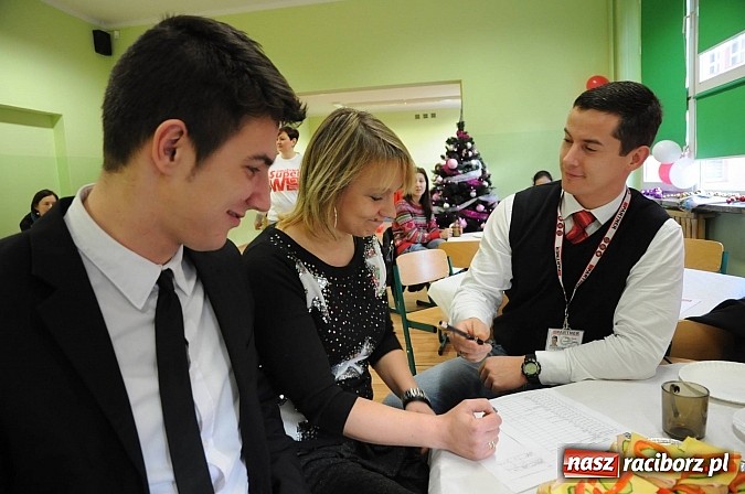 Zdjęcie w galerii na portalu naszraciborz.pl: Raciborska drużyna SUPER W połączyła pokolenia i przystąpiła dziś do akcji wiadomości z regionu