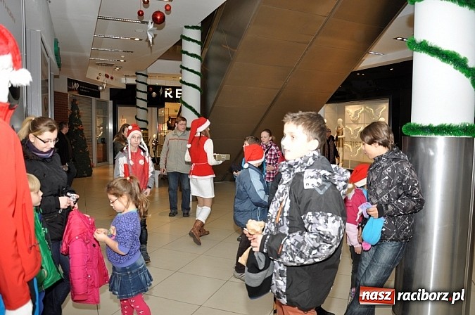 Zdjęcie w galerii na portalu naszraciborz.pl: Galeria Młyńska. Akcja poszukiwania pomocników św. Mikołaja trwa wiadomości z regionu