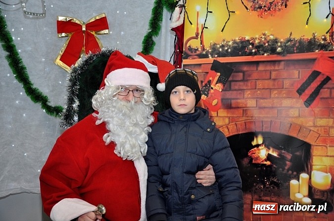 Zdjęcie w galerii na portalu naszraciborz.pl: Galeria Młyńska. Akcja poszukiwania pomocników św. Mikołaja trwa wiadomości z regionu