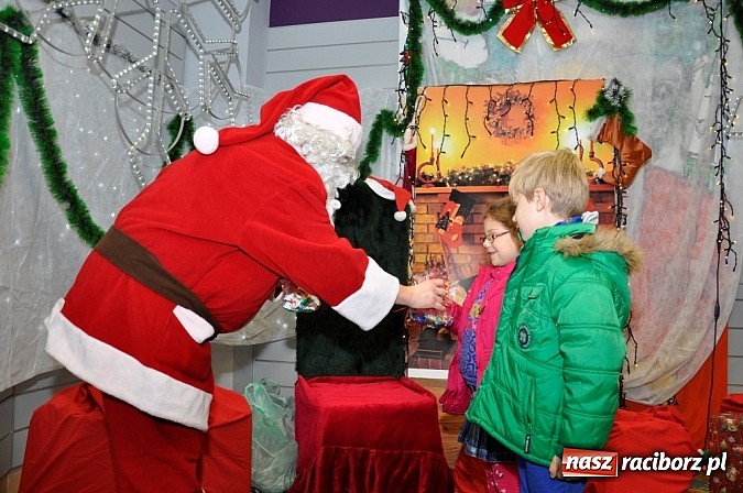 Zdjęcie w galerii na portalu naszraciborz.pl: Galeria Młyńska. Akcja poszukiwania pomocników św. Mikołaja trwa wiadomości z regionu