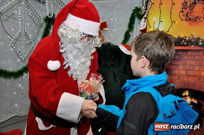 Zdjęcie w galerii na portalu naszraciborz.pl: Galeria Młyńska. Akcja poszukiwania pomocników św. Mikołaja trwa wiadomości z regionu