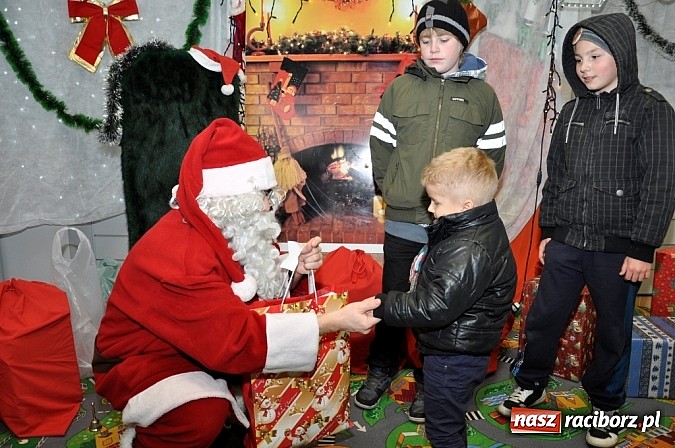 Zdjęcie w galerii na portalu naszraciborz.pl: Galeria Młyńska. Akcja poszukiwania pomocników św. Mikołaja trwa wiadomości z regionu