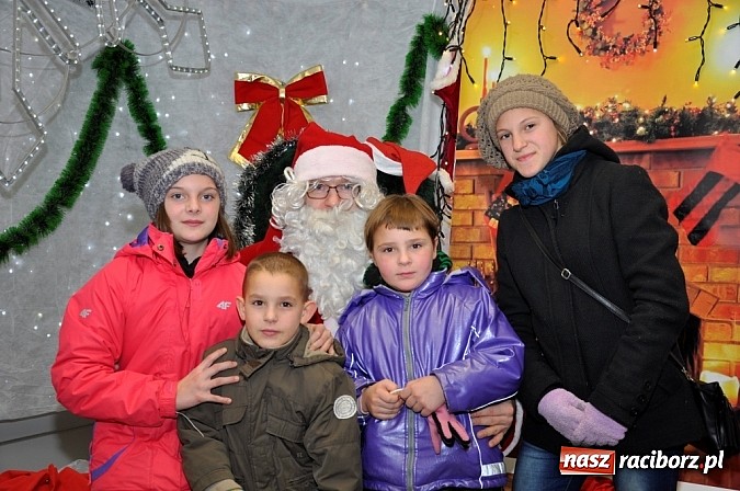 Zdjęcie w galerii na portalu naszraciborz.pl: Galeria Młyńska. Akcja poszukiwania pomocników św. Mikołaja trwa wiadomości z regionu