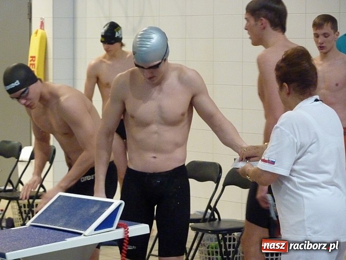 Zdjęcie w galerii na portalu naszraciborz.pl: Pływanie. Michał Błaszczyk w roli głównej wiadomości z regionu