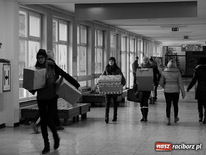 Zdjęcie w galerii na portalu naszraciborz.pl: Szlachetna Paczka w I LO wiadomości z regionu