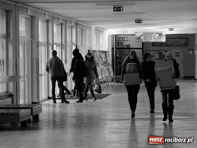 Zdjęcie w galerii na portalu naszraciborz.pl: Szlachetna Paczka w I LO wiadomości z regionu