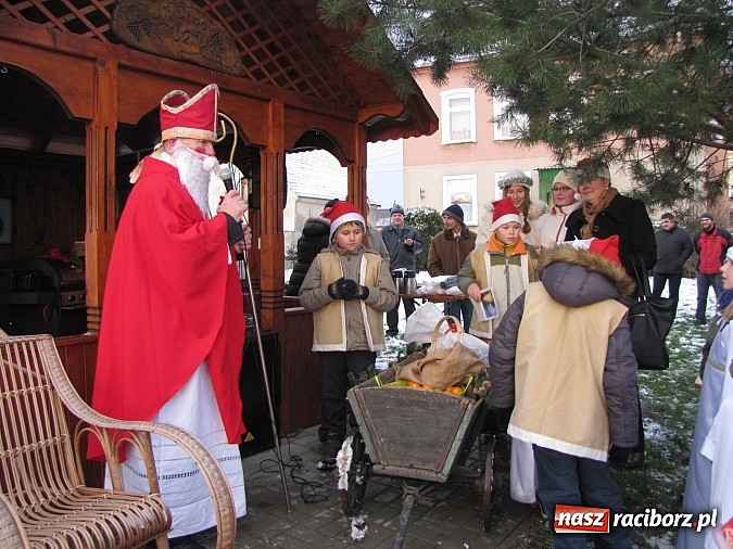 Zdjęcie w galerii na portalu naszraciborz.pl: Mikołaj odwiedził farski ogr&oacute;d w Wojnowicach wiadomości z regionu