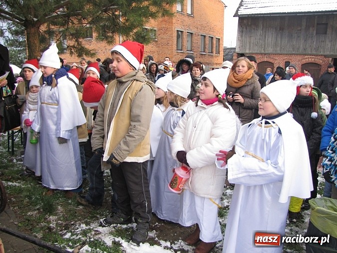 Zdjęcie w galerii na portalu naszraciborz.pl: Mikołaj odwiedził farski ogr&oacute;d w Wojnowicach wiadomości z regionu