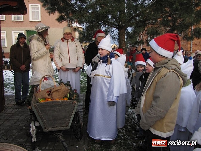 Zdjęcie w galerii na portalu naszraciborz.pl: Mikołaj odwiedził farski ogr&oacute;d w Wojnowicach wiadomości z regionu