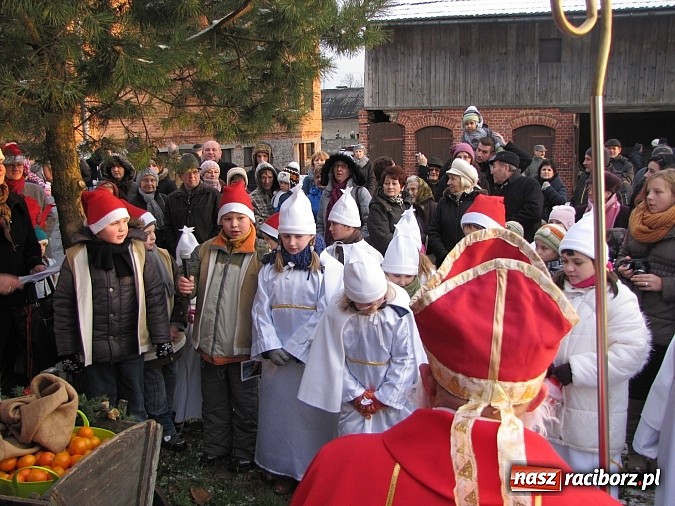 Zdjęcie w galerii na portalu naszraciborz.pl: Mikołaj odwiedził farski ogr&oacute;d w Wojnowicach wiadomości z regionu