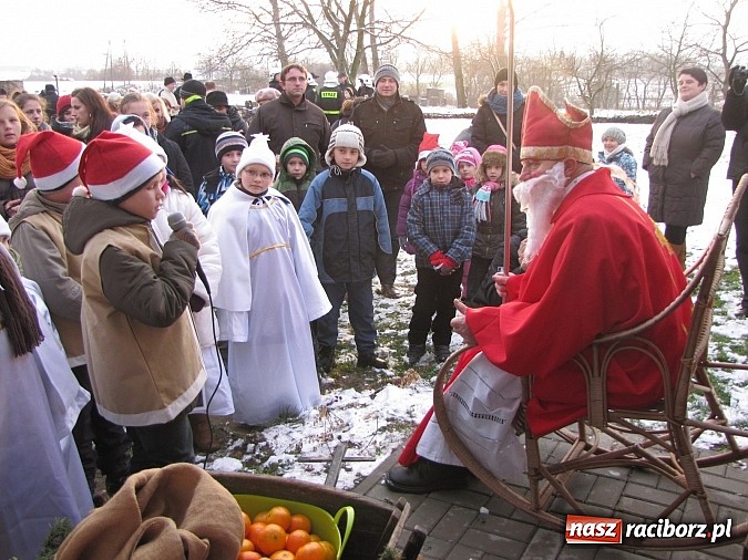 Zdjęcie w galerii na portalu naszraciborz.pl: Mikołaj odwiedził farski ogr&oacute;d w Wojnowicach wiadomości z regionu
