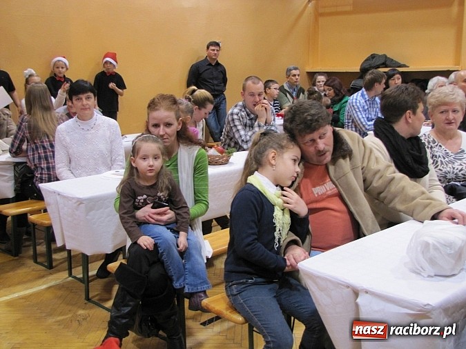 Zdjęcie w galerii na portalu naszraciborz.pl: Świąteczne zapachy i występy w Zespole Szk&oacute;ł w Krzanowicach wiadomości z regionu