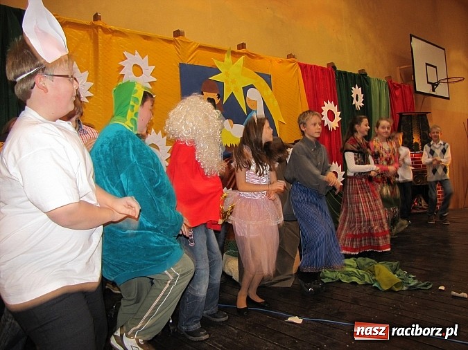 Zdjęcie w galerii na portalu naszraciborz.pl: Świąteczne zapachy i występy w Zespole Szk&oacute;ł w Krzanowicach wiadomości z regionu