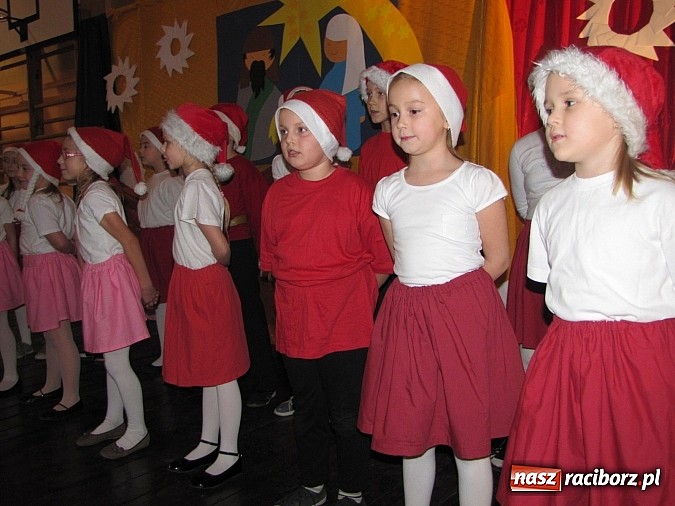 Zdjęcie w galerii na portalu naszraciborz.pl: Świąteczne zapachy i występy w Zespole Szk&oacute;ł w Krzanowicach wiadomości z regionu
