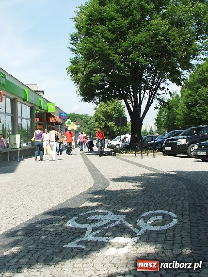 Zdjęcie w galerii na portalu naszraciborz.pl: Ścieżka wadzi przechodniom wiadomości z regionu