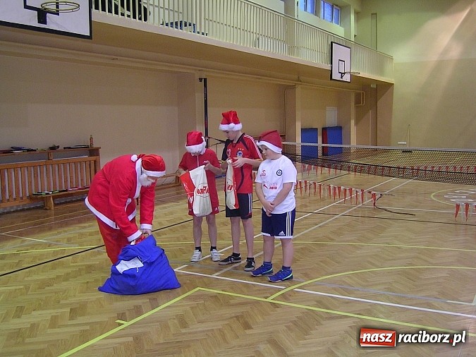 Zdjęcie w galerii na portalu naszraciborz.pl: Święty Mikołaj zawitał do tenisistów wiadomości z regionu