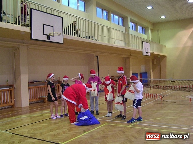 Zdjęcie w galerii na portalu naszraciborz.pl: Święty Mikołaj zawitał do tenisistów wiadomości z regionu