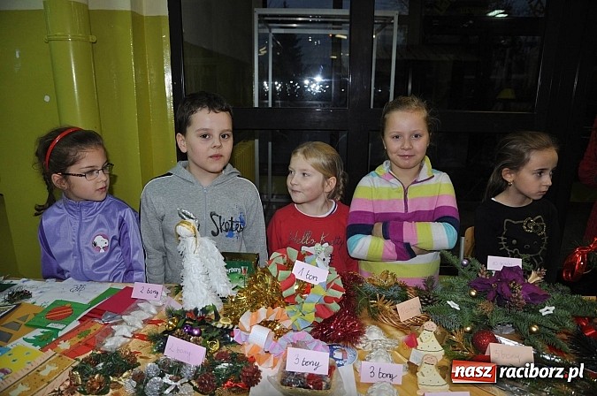 Zdjęcie w galerii na portalu naszraciborz.pl: Wielki świąteczny kiermasz w SP 1 na Ostrogu wiadomości z regionu
