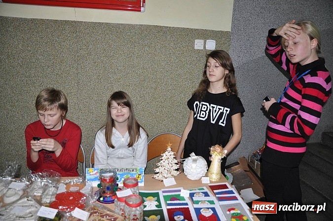 Zdjęcie w galerii na portalu naszraciborz.pl: Wielki świąteczny kiermasz w SP 1 na Ostrogu wiadomości z regionu