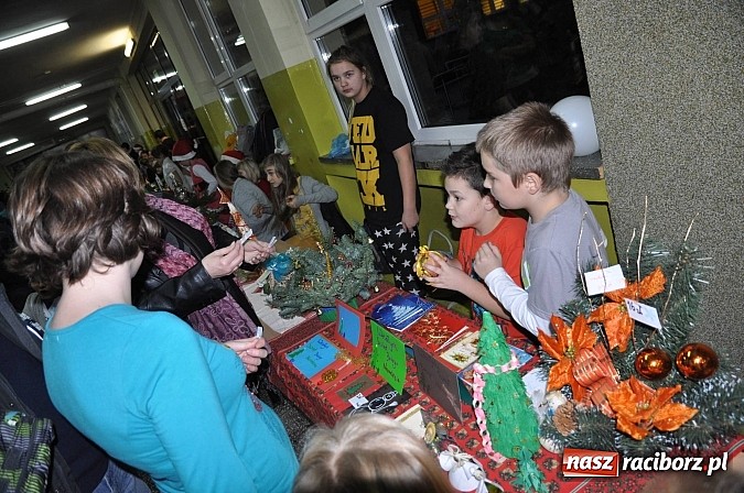 Zdjęcie w galerii na portalu naszraciborz.pl: Wielki świąteczny kiermasz w SP 1 na Ostrogu wiadomości z regionu