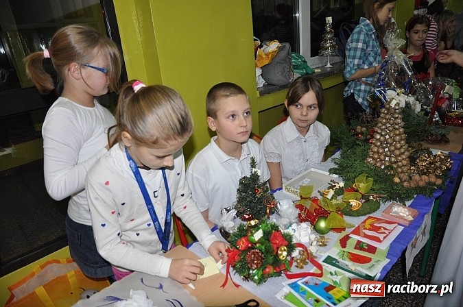 Zdjęcie w galerii na portalu naszraciborz.pl: Wielki świąteczny kiermasz w SP 1 na Ostrogu wiadomości z regionu