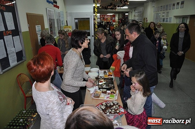 Zdjęcie w galerii na portalu naszraciborz.pl: Wielki świąteczny kiermasz w SP 1 na Ostrogu wiadomości z regionu