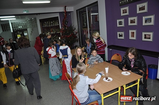 Zdjęcie w galerii na portalu naszraciborz.pl: Wielki świąteczny kiermasz w SP 1 na Ostrogu wiadomości z regionu