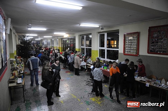 Zdjęcie w galerii na portalu naszraciborz.pl: Wielki świąteczny kiermasz w SP 1 na Ostrogu wiadomości z regionu