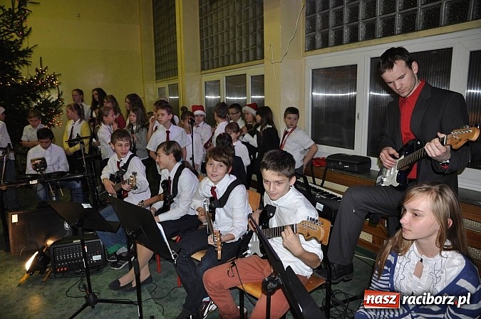 Zdjęcie w galerii na portalu naszraciborz.pl: Wielki świąteczny kiermasz w SP 1 na Ostrogu wiadomości z regionu