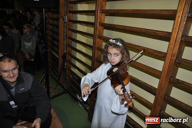 Zdjęcie w galerii na portalu naszraciborz.pl: Wielki świąteczny kiermasz w SP 1 na Ostrogu wiadomości z regionu