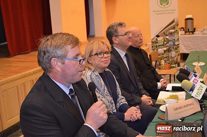 Zdjęcie w galerii na portalu naszraciborz.pl: Ekokonferencja na dachu kościoła wiadomości z regionu